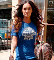 Đóng thùng sơ mi đen & chân váy mùa đông | Áo thun quảng cáo 02