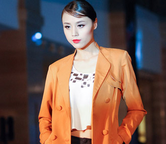 Sinh viên Việt ghi dấu với thời trang ứng dụng | May Dong phuc