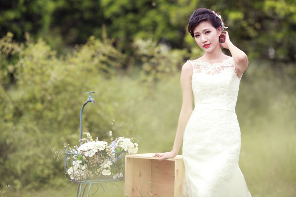 Cô dâu dịu dàng với váy ren mùa thu | May Dong phuc