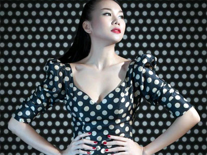 Thanh Hằng khoe ngực đầy với đầm chấm bi | May Dong phuc