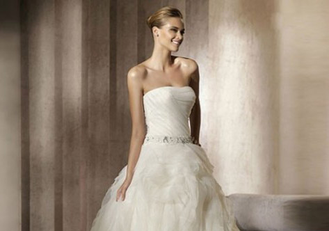 Bí quyết mặc váy cưới cúp ngực đẹp | May Dong phuc