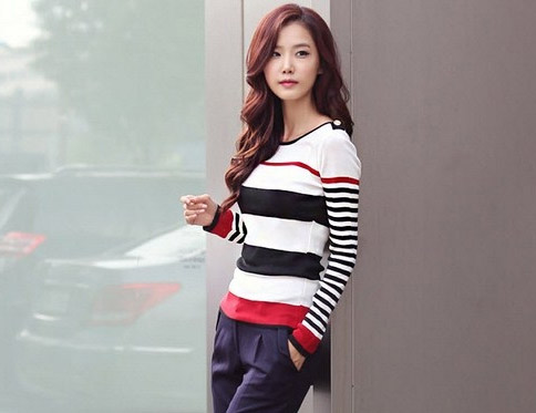 Ngẫu hứng phố chiều thu với jeans và áo thun | May Dong phuc