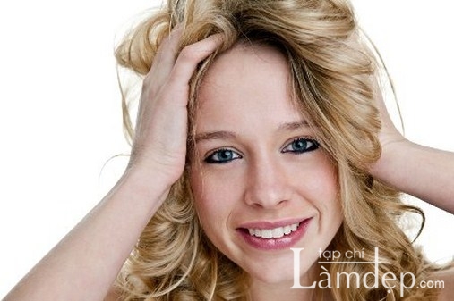 thoi-quen-xau-cham-tay-vao-toc (Copy)