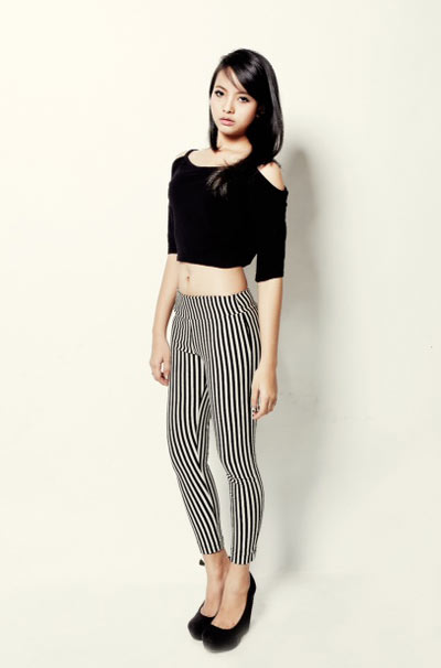 Xu hướng đen trắng thời thượng khi được áp dụng trên crop-top (áo vạt ngắn khoét lỗ tinh nghịch