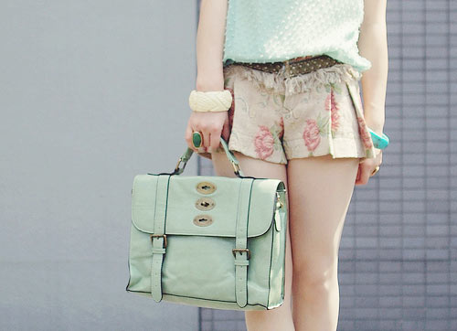 Các phụ kiện như giày hay túi xách nên