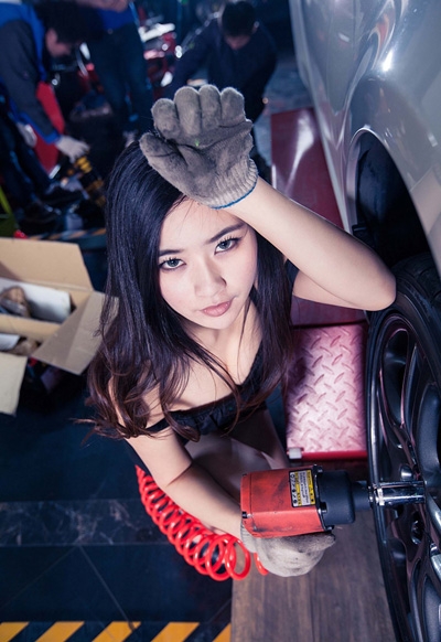 Cô thợ máy, siêu gợi cảm, bên xe