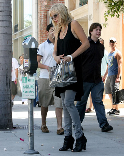 Nữ diễn viên Malin Akerman gây sự chú ý khi dạo phố với túi nhựa trong.