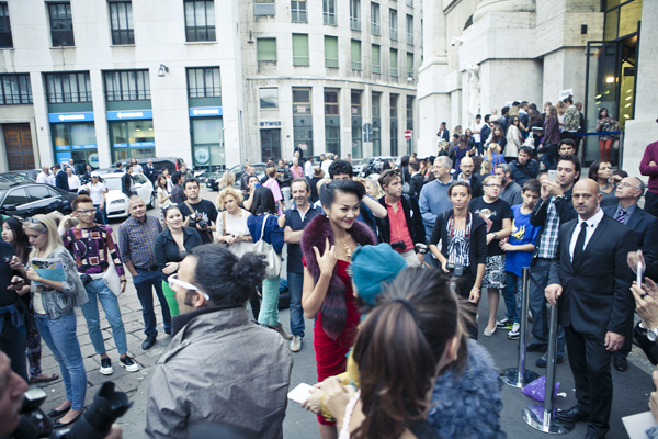 Cô thu hút đông đảo sự quan tâm của các ký giả tham gia Tuần lễ thời trang Milan.