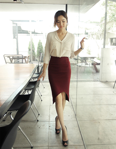 Năm nay, kiều váy mullet (vạt trước ngắn, vạt sau dài) cũng được áp dụng vào những chiếc chân váy bút chì, cho bạn gái thêm nhiều lựa chọn và một phong cách thời trang mới.