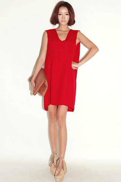 Với mẫu váy suông không tay gam màu sặc sỡ như đỏ, cam, bạn có thể tự tin xuống phố, thu hút mọi ánh nhìn..